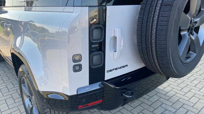 Land Rover Defender 3.0 D250 X-Dynamic SE 110 5dr Auto Diesel Estate - Image 19